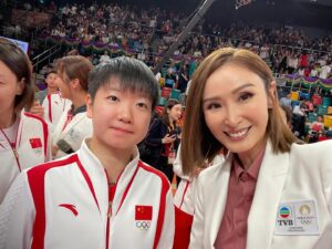 Janis Chan Instagram - 我係小粉絲 
奧運場上嘅佢哋令我睇到熱血沸騰
私底下嘅佢哋好似朋友一樣親切可愛
出場前喺後台同佢哋傾下計
行程真係超級忙碌呢
希望你哋有時間
食個蛋撻菠蘿包
嘆杯靚奶茶￼

😉⭐️⭐️⭐️⭐️⭐️

歡迎隨時嚟香港呀！
榮幸為你們主持 🙌🏻

@cyw615 is super nice 
@changyani000 is super cute 

#奧運健兒大匯演
#我係小粉絲
#respects 
#salutes
#thankyou