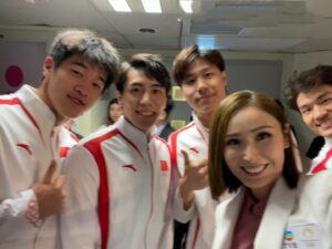 Janis Chan Instagram - 我係小粉絲 
奧運場上嘅佢哋令我睇到熱血沸騰
私底下嘅佢哋好似朋友一樣親切可愛
出場前喺後台同佢哋傾下計
行程真係超級忙碌呢
希望你哋有時間
食個蛋撻菠蘿包
嘆杯靚奶茶￼

😉⭐️⭐️⭐️⭐️⭐️

歡迎隨時嚟香港呀！
榮幸為你們主持 🙌🏻

@cyw615 is super nice 
@changyani000 is super cute 

#奧運健兒大匯演
#我係小粉絲
#respects 
#salutes
#thankyou