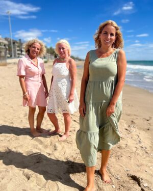 Jasmine Harman Instagram - ✨NEW EPISODES✨

We’ve got brand new episodes of @aplaceinthesunofficial  starting tomorrow (Monday 9th September) at 4pm @channel4 

I am so excited for you all to see these! ☀️#aplaceinthesun #newepisode