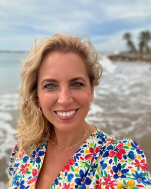 Jasmine Harman Instagram - ✨NEW EPISODES✨

We’ve got brand new episodes of @aplaceinthesunofficial  starting tomorrow (Monday 9th September) at 4pm @channel4 

I am so excited for you all to see these! ☀️#aplaceinthesun #newepisode