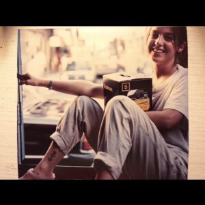 Jazmín Stuart Instagram - Tengo 19 años y sonrío sentada en un camión que traslada equipos, para filmar mi primer corto en 16 mm. Entre mis brazos, las latas de película.
La experiencia termina trayendo más aprendizaje que resultados, pero es uno de los días más felices de esa adolescencia turbulenta a mediados de los 90’s. Ese día me siento libre, esperanzada y estoy rodeada de mis amigos de la universidad, con quienes nos dividimos los roles del equipo técnico, como verdaderos profesionales.
La universidad es el espacio en donde todo sucede. Mi clase favorita es historia del arte, y se da en la oscuridad de la sala de proyecciones, en donde la profesora analiza cuadros de pintores clásicos para entender los encuadres, la luz y la puesta en escena. Me gusta la disección que hace de las obras y compartir el refugio fresco que se expande entre las butacas.
Digo que allí todo sucede porque en esas aulas somos atravesados por infinidad de corrientes cinematográficas, deglutimos bibliografía de un abanico inmenso de teóricos, ejercitamos la escritura, el ojo, la técnica, pero allí tambien existe el bar, el café, el debate sobre las películas, y también sobre la vida. Ahí nos enamoramos, nos peleamos, nos buscamos, nos rompemos y nos reinventamos.
Crecer sucede ahí: con el cine y la música enmarcando todo. Un cine todavía sobreviviendo en su estado analógico, el cine de la paciencia, de lo artesanal, de elegir cuidadosamente los recursos. Un cine de la audacia, pero también del detenimiento y la contemplación.
El cine de la mística, de la gesta heroica de cada cortometraje, de “Yo te ayudo en el tuyo y vos me ayudas cuando filme el mío”.
Ahí mismo me empieza a pasar que a veces actúo en los cortos de mis amigos, y descubro el placer que eso me da. Y aparece la intuición de que quizás dirigir y actuar pueden ser dos lados del impulso que siento en las tripas. Todo sucede en el mismo lugar y para siempre.
Gracias Manuel Antin por ser motor y alma de ese mundo.
@ucine_fuc