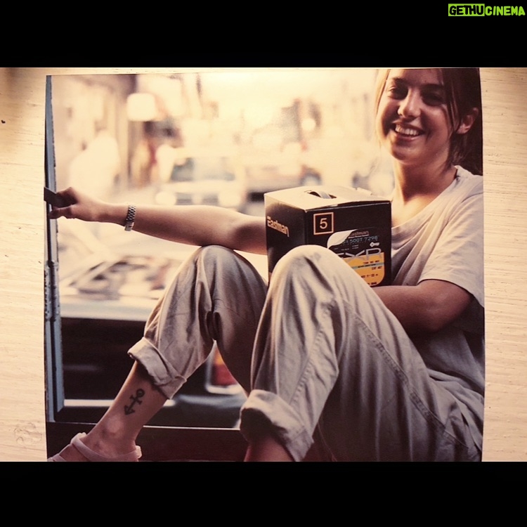 Jazmín Stuart - 2.6K Likes - Tengo 19 años y sonrío sentada en un camión que traslada equipos, para filmar mi primer corto en 16 mm. Entre mis brazos, las latas de película.
La experiencia termina trayendo más aprendizaje que resultados, pero es uno de los días más felices de esa adolescencia turbulenta a mediados de los 90’s. Ese día me siento libre, esperanzada y estoy rodeada de mis amigos de la universidad, con quienes nos dividimos los roles del equipo técnico, como verdaderos profesionales.
La universidad es el espacio en donde todo sucede. Mi clase favorita es historia del arte, y se da en la oscuridad de la sala de proyecciones, en donde la profesora analiza cuadros de pintores clásicos para entender los encuadres, la luz y la puesta en escena. Me gusta la disección que hace de las obras y compartir el refugio fresco que se expande entre las butacas.
Digo que allí todo sucede porque en esas aulas somos atravesados por infinidad de corrientes cinematográficas, deglutimos bibliografía de un abanico inmenso de teóricos, ejercitamos la escritura, el ojo, la técnica, pero allí tambien existe el bar, el café, el debate sobre las películas, y también sobre la vida. Ahí nos enamoramos, nos peleamos, nos buscamos, nos rompemos y nos reinventamos.
Crecer sucede ahí: con el cine y la música enmarcando todo. Un cine todavía sobreviviendo en su estado analógico, el cine de la paciencia, de lo artesanal, de elegir cuidadosamente los recursos. Un cine de la audacia, pero también del detenimiento y la contemplación.
El cine de la mística, de la gesta heroica de cada cortometraje, de “Yo te ayudo en el tuyo y vos me ayudas cuando filme el mío”.
Ahí mismo me empieza a pasar que a veces actúo en los cortos de mis amigos, y descubro el placer que eso me da. Y aparece la intuición de que quizás dirigir y actuar pueden ser dos lados del impulso que siento en las tripas. Todo sucede en el mismo lugar y para siempre.
Gracias Manuel Antin por ser motor y alma de ese mundo.
@ucine_fuc