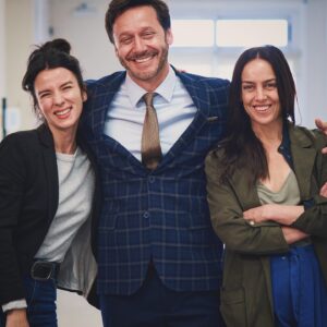 Jazmín Stuart Instagram - El 21 de agosto estrenamos “La voz ausente”, thriller policial inspirado en la novela de @gabriel.rolon, con @gimeaccardi @benjaminvicuna.ok @fedeoliveraw y elenco y equipo maravillosos.
Ahí vamos! @disneyplusla
