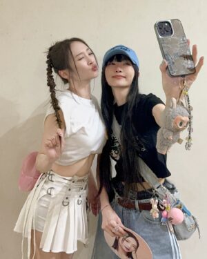 Jeannie Hsieh Instagram - 大阪 #Kara# 演唱會 姐姐給了 @nicole__jung 一個大驚喜，沒告訴她偷偷前往 ，最期待的就是Nicole見到姐姐的反應了🤭🤭🤭❤️還有就是我們終於見面了😭😭😭Nicole一出場姐就已經淚流滿面了😭 ​​​