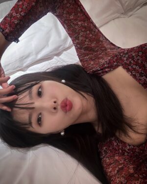 Jei Instagram - 생일인 것도 까묵고 있었음🥹
너무나 많은 분들이 축하해주셔서
햅삐한 생일이었습니다💋
#HBD #재이