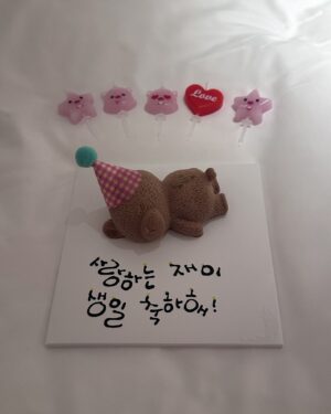 Jei Instagram - 생일인 것도 까묵고 있었음🥹
너무나 많은 분들이 축하해주셔서
햅삐한 생일이었습니다💋
#HBD #재이