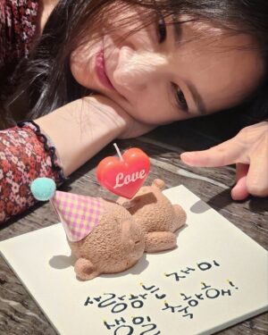 Jei Instagram - 생일인 것도 까묵고 있었음🥹
너무나 많은 분들이 축하해주셔서
햅삐한 생일이었습니다💋
#HBD #재이