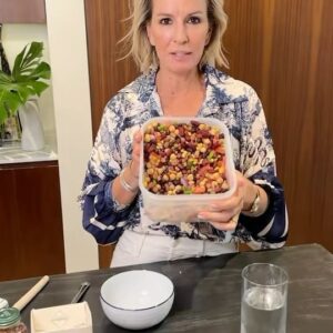 Jennifer Ashton Instagram - Time-saving healthy snack/meal, which is like a “hug for your GI tract’ 🤣👍🏼💪🏼👏🏼…. Loaded with protein & fiber. #nutritionist #beans #weightlosstips