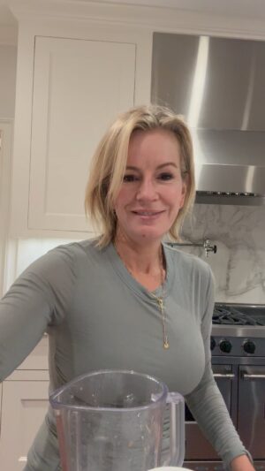 Jennifer Ashton Instagram - I just woke up (clearly!) ….BERRY BLAST smoothie: 34 grams of protein, 15 grams of fiber… a certain collagen for the skin (though it’s not going to help the pimple on my chin 🙄)… I will put this full recipe, the breakdown of nutrients, and the brands I use (but you can use any brands you like or have) in the next issue of my free weekly newsletter. The link to sign up is in my bio or you can go to www.joinajenda.com 
#smoothie #protein #fiber #nutritionist