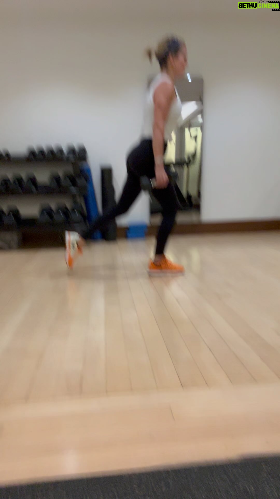 Jennifer Ashton - 3.2K Likes - BYA: this has been part of my 6 month experiment with @korey.rowe : it’s a strength mobility move that gets in HIIT cardio, balance and power. I started these unloaded, and now, 10 weeks in, I hold 10-15 lb dumbbells in each hand, and do 3 sets of 12 reps each. My right leg is my weaker leg (when I used to perform surgery, I used to rest my right leg on the base of the OR table so my left leg has always been stronger: it’s very obvious here! ) The subtle distinction is the double pulse at the bottom and the effort of keeping the non standing leg at a right angle : hip and knee. This is another example of unilateral training, that has helped to make me much stronger.
For more exercises and the progress and process of the 6 month experiment, sign up for my free weekly newsletter, AJenda, at the link in my bio, or go to www.joinajenda.com There will be LOTS of exciting AJenda offerings coming to you soon, and your feedback has been incredibly helpful in shaping these projects! Thank you 🤍
#fitness #power #legday