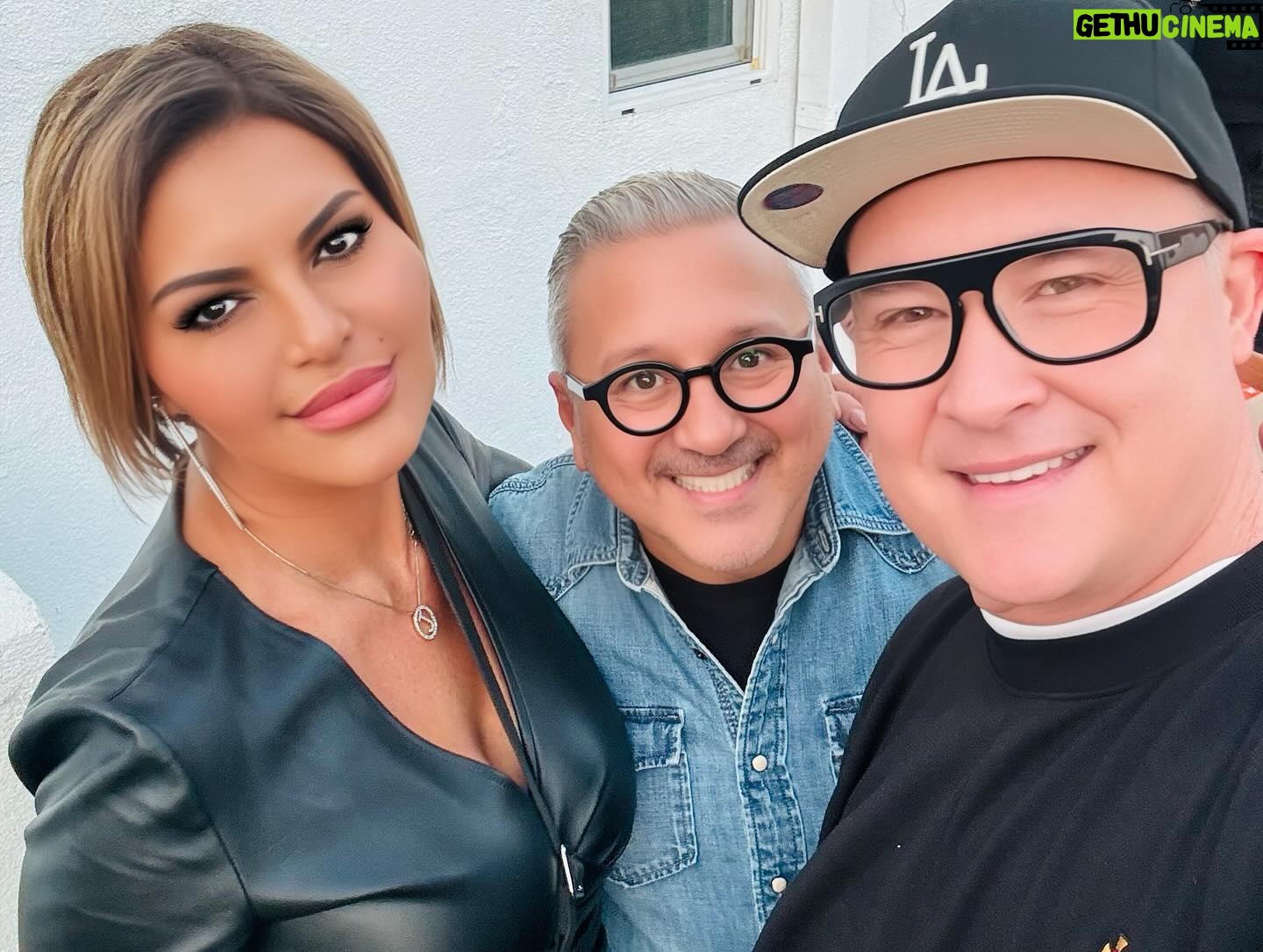Jennifer Gimenez - 5.3K Likes - Last night @timryandopeman and I had the best time at our dear friend’s @joeyfeldmanartist grand opening of his new art gallery. We are so proud of you Joey. We Love you. I got to say last night was so much fun seeing so many friends from 10, 20, 30 years ago. So much love, laughter, celebration and real talk from everyone. The vibes were so high, It was infectious. @annabdavid I love you and am so proud of you for all things. The Cody reunion was on point, like as if time stood still and it was 23 years ago. Oh that was one of the greatest times, years of my life. @seanjameshair decades of love, support, laughter, tears and honesty. I love you and @isaurocummins so much. @wesgeer our music, whisperer, our brother, we love you Wesy. We miss you already. @noahweiland2 omg you made our night seeing your beautiful face. I know you made Tim’s night. We love you so much. You are our family! @addictionrecoveryebulletin conversations with you are one of my favorite things in this world. We love you so much. I can’t express the love we have for all that were there last night.