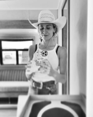 Jennifer Landon Instagram - Here’s a blurry selfie of me leaving set on my last day of the last season of Yellowstone.  Mound of paper towels for all the feelings. It was an incredible ride. #yellowstone #yellowstonetv  #teeter #timetobuyahorseforreal
