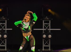 Jennifer Weist Instagram - Diese Woche spiele ich mein letztes Konzert des Jahres. Würde mich freuen, wenn ihr dabei seid. Auf dem Laternenfest in Halle, um 22:30 Uhr ❤️ #laternenfesthalle #umsonstunddraussen