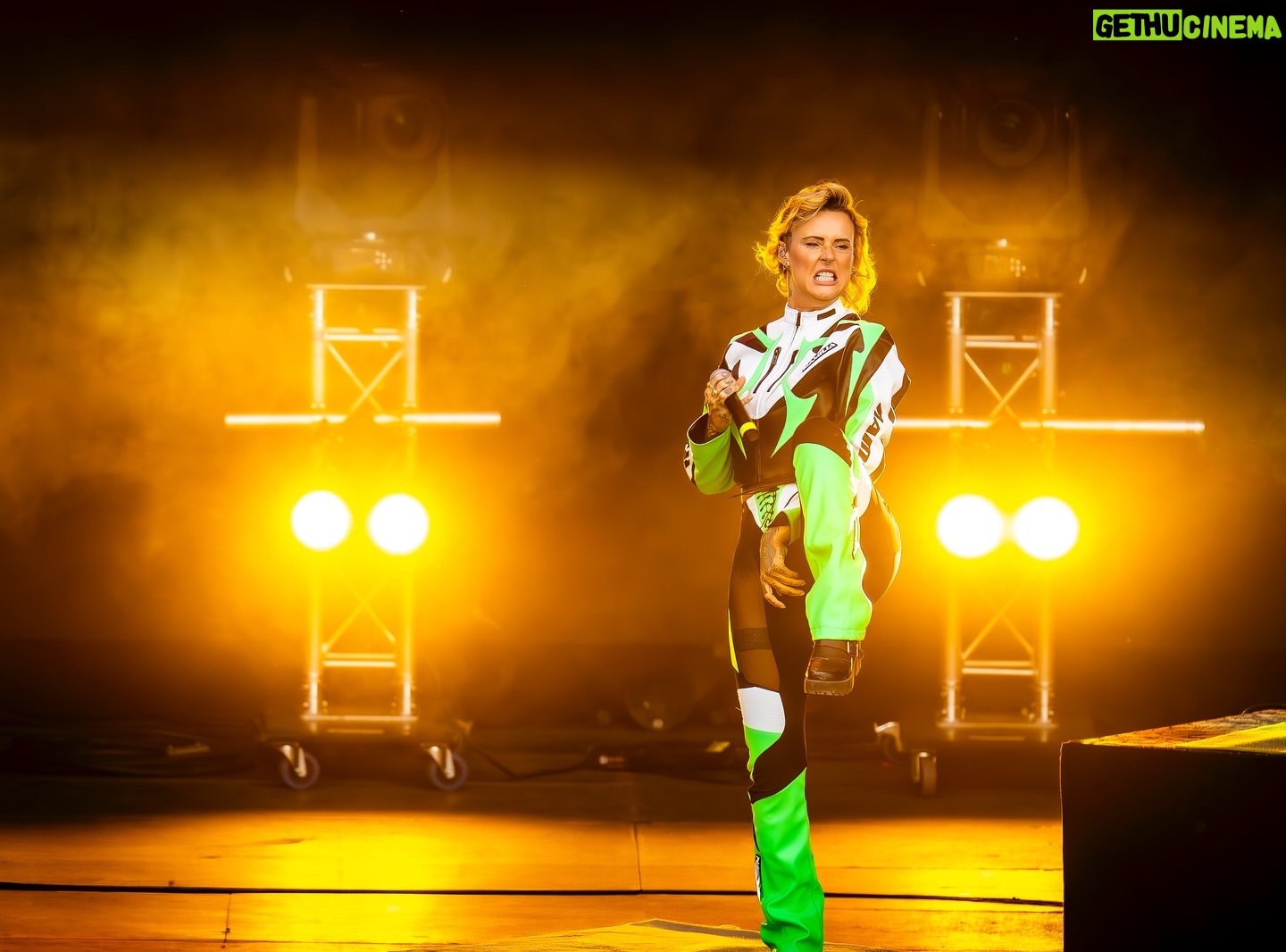 Jennifer Weist - 12.2K Likes - Diese Woche spiele ich mein letztes Konzert des Jahres. Würde mich freuen, wenn ihr dabei seid. Auf dem Laternenfest in Halle, um 22:30 Uhr ❤️ #laternenfesthalle #umsonstunddraussen