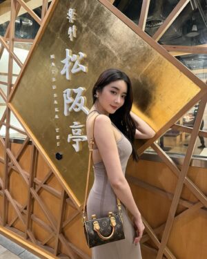 Jenny Cheng Instagram - 🤎
又來吃我的愛店
@matsusakatei 
來品嚐樂軒松阪亭全新菜單
天啊是最高等級的和牛燒肉
身為小吃貨的我必須來踩點
北海道黑豆腐開啟我的味蕾
和牛炙燒壽司～好奢華✨
上面鋪滿了魚子醬和金箔
和牛超軟嫩入口即化🥹好好吃

月見焼き真的太無敵了～～
A5和牛等級的燒肉真的太美味
燒烤完放入蛋黃與滿到不行的松露
最高！這⋯真的太好吃了～～～
腦中直接播放小當家的音樂🎵

燒肉好吃外讓我很驚喜的是
水果上撒上天使薔薇花跟桂花蜜
花香撲鼻而來～又香又甜😋

這次菜單每一道都好好吃
肉質💯服務💯用心💯
氣氛💯包廂隱密度💯
一邊吃以為自己來到了日本
めちゃ美味しかったです
ご馳走さまでした❤️

#焼肉 #おいしい #最高 #日式燒肉 #樂軒松阪亭