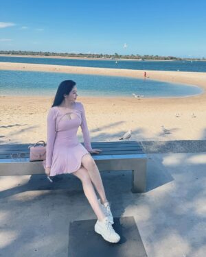 Jenny Cheng Instagram - 白星公主已上線🧜‍♀️🌊☀️🩷

Outfit @mando_shop 
Bag @valextra 

#goldcoast #australia