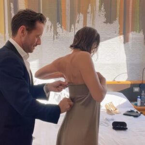 Jenny Skavlan Instagram - ❤️For et eventyr å få være heiagjeng for gjengen bak filmen «Kjærlighet» som hadde premiere på Venezia Filmfestival! En film verden trenger, fylt av varme og alle former for kjærlighet uten å være klisjéfylt. En dialog og karakterer du bare vil putte i lomma og ta med deg hjem. Dette er den tredje filmen i trilogien til Dag Johan Haugerud- Sex, Drømmer og Kjærlighet. 

🎬Sex kan du se på Viaplay nå, Drømmer er rett rundt hjørnet og Kjærlighet kommer før jul. Se filmene! Både hodet og hjertet ditt trenger de. 

Jeg feiret i gammel silkekjole jeg har arvet av en venninne av min bestemor, smykke fra @pearloctopuss.y og en ring laget av et brukt, smeltet  plastglass fra @infinitegarbage 🥂♻️