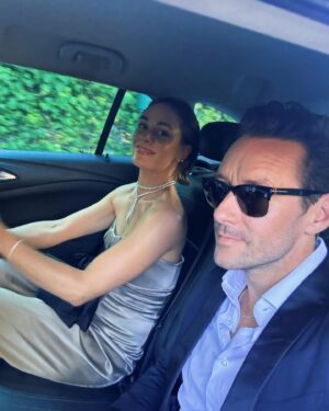 Jenny Skavlan Instagram - ❤️For et eventyr å få være heiagjeng for gjengen bak filmen «Kjærlighet» som hadde premiere på Venezia Filmfestival! En film verden trenger, fylt av varme og alle former for kjærlighet uten å være klisjéfylt. En dialog og karakterer du bare vil putte i lomma og ta med deg hjem. Dette er den tredje filmen i trilogien til Dag Johan Haugerud- Sex, Drømmer og Kjærlighet. 

🎬Sex kan du se på Viaplay nå, Drømmer er rett rundt hjørnet og Kjærlighet kommer før jul. Se filmene! Både hodet og hjertet ditt trenger de. 

Jeg feiret i gammel silkekjole jeg har arvet av en venninne av min bestemor, smykke fra @pearloctopuss.y og en ring laget av et brukt, smeltet  plastglass fra @infinitegarbage 🥂♻️