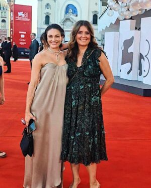 Jenny Skavlan Instagram - ❤️For et eventyr å få være heiagjeng for gjengen bak filmen «Kjærlighet» som hadde premiere på Venezia Filmfestival! En film verden trenger, fylt av varme og alle former for kjærlighet uten å være klisjéfylt. En dialog og karakterer du bare vil putte i lomma og ta med deg hjem. Dette er den tredje filmen i trilogien til Dag Johan Haugerud- Sex, Drømmer og Kjærlighet. 

🎬Sex kan du se på Viaplay nå, Drømmer er rett rundt hjørnet og Kjærlighet kommer før jul. Se filmene! Både hodet og hjertet ditt trenger de. 

Jeg feiret i gammel silkekjole jeg har arvet av en venninne av min bestemor, smykke fra @pearloctopuss.y og en ring laget av et brukt, smeltet  plastglass fra @infinitegarbage 🥂♻️