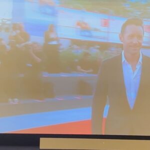 Jenny Skavlan Instagram - ❤️For et eventyr å få være heiagjeng for gjengen bak filmen «Kjærlighet» som hadde premiere på Venezia Filmfestival! En film verden trenger, fylt av varme og alle former for kjærlighet uten å være klisjéfylt. En dialog og karakterer du bare vil putte i lomma og ta med deg hjem. Dette er den tredje filmen i trilogien til Dag Johan Haugerud- Sex, Drømmer og Kjærlighet. 

🎬Sex kan du se på Viaplay nå, Drømmer er rett rundt hjørnet og Kjærlighet kommer før jul. Se filmene! Både hodet og hjertet ditt trenger de. 

Jeg feiret i gammel silkekjole jeg har arvet av en venninne av min bestemor, smykke fra @pearloctopuss.y og en ring laget av et brukt, smeltet  plastglass fra @infinitegarbage 🥂♻️