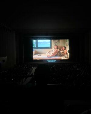 Jenny Skavlan Instagram - ❤️For et eventyr å få være heiagjeng for gjengen bak filmen «Kjærlighet» som hadde premiere på Venezia Filmfestival! En film verden trenger, fylt av varme og alle former for kjærlighet uten å være klisjéfylt. En dialog og karakterer du bare vil putte i lomma og ta med deg hjem. Dette er den tredje filmen i trilogien til Dag Johan Haugerud- Sex, Drømmer og Kjærlighet. 

🎬Sex kan du se på Viaplay nå, Drømmer er rett rundt hjørnet og Kjærlighet kommer før jul. Se filmene! Både hodet og hjertet ditt trenger de. 

Jeg feiret i gammel silkekjole jeg har arvet av en venninne av min bestemor, smykke fra @pearloctopuss.y og en ring laget av et brukt, smeltet  plastglass fra @infinitegarbage 🥂♻️
