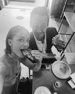 Jenny Skavlan Instagram - ❤️For et eventyr å få være heiagjeng for gjengen bak filmen «Kjærlighet» som hadde premiere på Venezia Filmfestival! En film verden trenger, fylt av varme og alle former for kjærlighet uten å være klisjéfylt. En dialog og karakterer du bare vil putte i lomma og ta med deg hjem. Dette er den tredje filmen i trilogien til Dag Johan Haugerud- Sex, Drømmer og Kjærlighet. 

🎬Sex kan du se på Viaplay nå, Drømmer er rett rundt hjørnet og Kjærlighet kommer før jul. Se filmene! Både hodet og hjertet ditt trenger de. 

Jeg feiret i gammel silkekjole jeg har arvet av en venninne av min bestemor, smykke fra @pearloctopuss.y og en ring laget av et brukt, smeltet  plastglass fra @infinitegarbage 🥂♻️