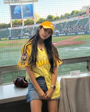 Jeong Yu-mi Instagram - 가르쳐주신 선수분들께서 하지말라셨던 두가지..
조급하게 던지지 말고 땅으로만 안 던지시면 된다..하셨는데 그 두가지를 다 했…😓죄송해요. 마음만은 진짜였어요.🥲
그래도, 무적엘지야. 남은 경기 다 승리하시라!💪🏼⚾️
@lgtwinsbaseballclub 
#티빙#우씨왕후#그유미말고
