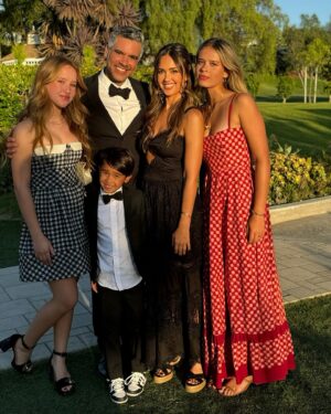 Jessica Alba Instagram - Congratulations to the #Warrens ☺️💒💍 Last weekend we celebrated my sweet brother in law Grayson marrying his beautiful wife Tori 🫶🏽 The day was filled with so much love, happy tears, touching speeches, and of course, a dance party of all ages 💃🏽🕺🏾 Wishing you two a lifetime of happiness - congrats! 🥳🍾 #TheWarrens #FBF
