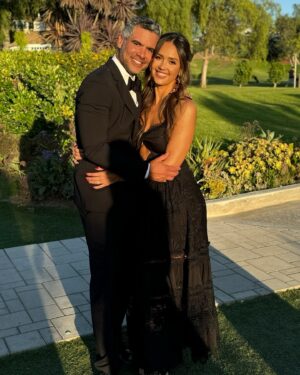 Jessica Alba Instagram - Congratulations to the #Warrens ☺️💒💍 Last weekend we celebrated my sweet brother in law Grayson marrying his beautiful wife Tori 🫶🏽 The day was filled with so much love, happy tears, touching speeches, and of course, a dance party of all ages 💃🏽🕺🏾 Wishing you two a lifetime of happiness - congrats! 🥳🍾 #TheWarrens #FBF