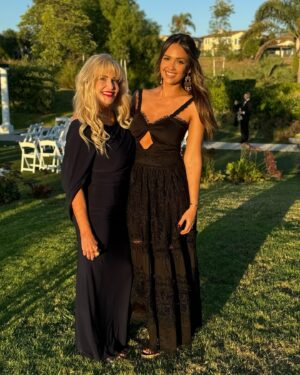 Jessica Alba Instagram - Congratulations to the #Warrens ☺️💒💍 Last weekend we celebrated my sweet brother in law Grayson marrying his beautiful wife Tori 🫶🏽 The day was filled with so much love, happy tears, touching speeches, and of course, a dance party of all ages 💃🏽🕺🏾 Wishing you two a lifetime of happiness - congrats! 🥳🍾 #TheWarrens #FBF