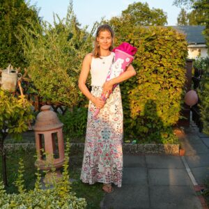 Jessica Ginkel Instagram - Nun ist der Kindergarten für uns Geschichte. Dieses Mal ist es mir extrem schwer gefallen… ich habe kein Kitakind mehr. Man sagt, die Zeit ab dem Eintritt in die Schule vergeht noch viel schneller. Dass bedeutet jetzt für mich jeden Moment noch mehr zu genießen und alles aufzusaugen. 

Unsere Tochter ist jetzt auch ein Schulkind. Sie freut sich sehr auf ihre neue Herausforderung und will unbedingt ganz viel lernen. Ich wünsche ihr und allen Erstklässlern, ein liebevolles Lernumfeld indem sie sich trauen Fragen zu stellen und gesund wachsen können. Und natürlich ganz viel Spaß mit ihren Freunden 🩷

📷: @greeenyo