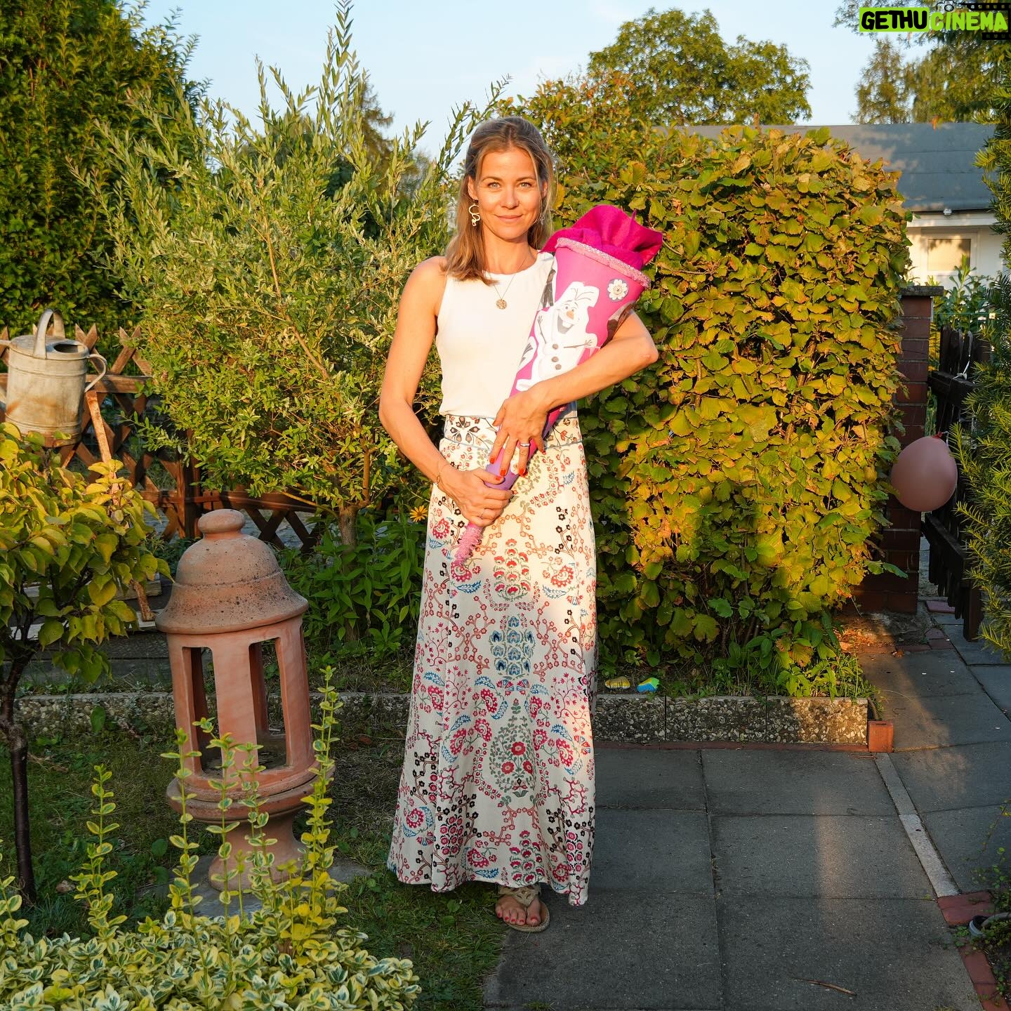 Jessica Ginkel - 6.5K Likes - Nun ist der Kindergarten für uns Geschichte. Dieses Mal ist es mir extrem schwer gefallen… ich habe kein Kitakind mehr. Man sagt, die Zeit ab dem Eintritt in die Schule vergeht noch viel schneller. Dass bedeutet jetzt für mich jeden Moment noch mehr zu genießen und alles aufzusaugen.
Unsere Tochter ist jetzt auch ein Schulkind. Sie freut sich sehr auf ihre neue Herausforderung und will unbedingt ganz viel lernen. Ich wünsche ihr und allen Erstklässlern, ein liebevolles Lernumfeld indem sie sich trauen Fragen zu stellen und gesund wachsen können. Und natürlich ganz viel Spaß mit ihren Freunden 🩷
📷: @greeenyo