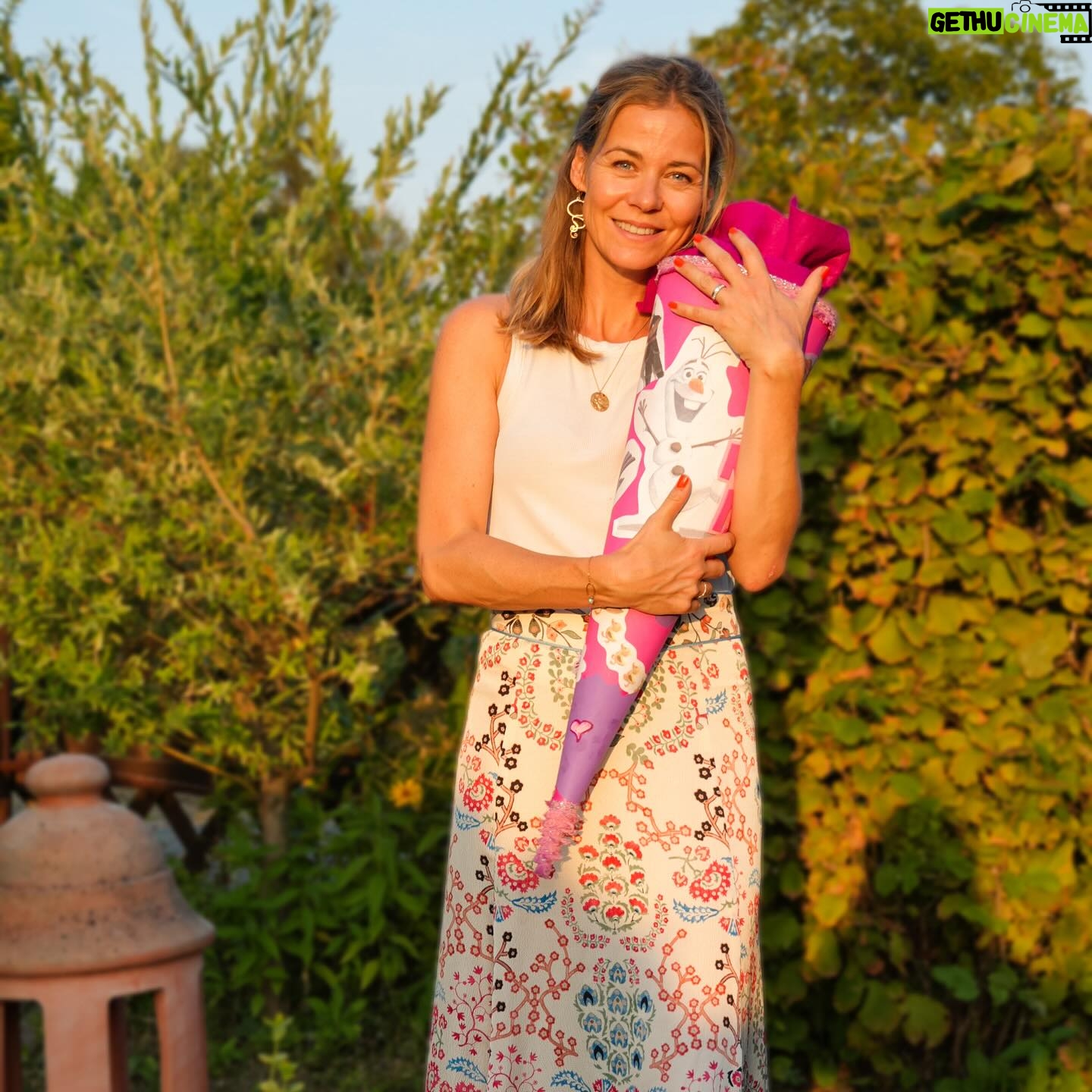 Jessica Ginkel - 6.5K Likes - Nun ist der Kindergarten für uns Geschichte. Dieses Mal ist es mir extrem schwer gefallen… ich habe kein Kitakind mehr. Man sagt, die Zeit ab dem Eintritt in die Schule vergeht noch viel schneller. Dass bedeutet jetzt für mich jeden Moment noch mehr zu genießen und alles aufzusaugen.
Unsere Tochter ist jetzt auch ein Schulkind. Sie freut sich sehr auf ihre neue Herausforderung und will unbedingt ganz viel lernen. Ich wünsche ihr und allen Erstklässlern, ein liebevolles Lernumfeld indem sie sich trauen Fragen zu stellen und gesund wachsen können. Und natürlich ganz viel Spaß mit ihren Freunden 🩷
📷: @greeenyo