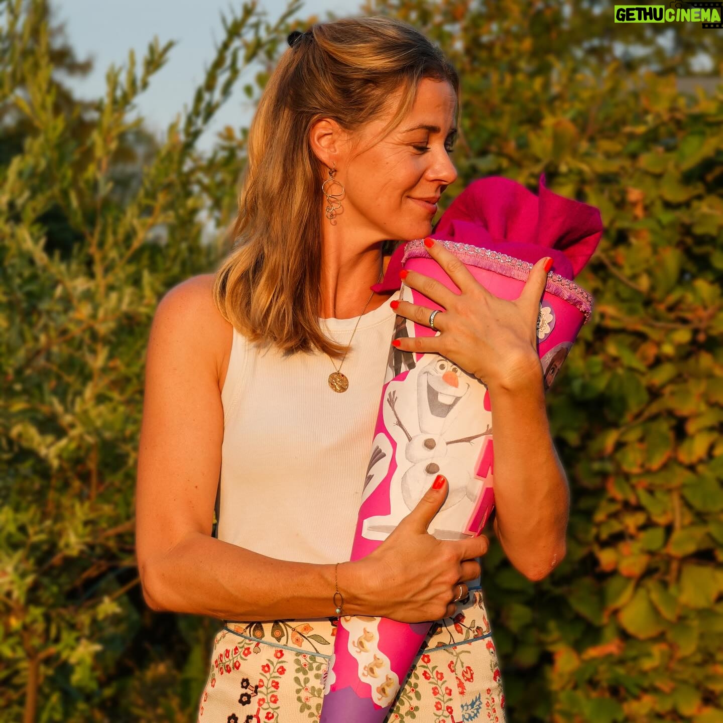 Jessica Ginkel - 6.5K Likes - Nun ist der Kindergarten für uns Geschichte. Dieses Mal ist es mir extrem schwer gefallen… ich habe kein Kitakind mehr. Man sagt, die Zeit ab dem Eintritt in die Schule vergeht noch viel schneller. Dass bedeutet jetzt für mich jeden Moment noch mehr zu genießen und alles aufzusaugen.
Unsere Tochter ist jetzt auch ein Schulkind. Sie freut sich sehr auf ihre neue Herausforderung und will unbedingt ganz viel lernen. Ich wünsche ihr und allen Erstklässlern, ein liebevolles Lernumfeld indem sie sich trauen Fragen zu stellen und gesund wachsen können. Und natürlich ganz viel Spaß mit ihren Freunden 🩷
📷: @greeenyo