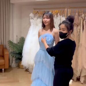 Jessica Veranda Tanumihardja Instagram - Roman Peony Gala Premiere 

Untuk look ini aku happy banget karena bisa request warna favorite aku baby blue hahahah, dan karena judulnya Roman Peony dan filmnya sempat berbicara tentang bunga peony juga jadinya aku request ada Accessories bunga Peony nya, meskipun tetap dengan warna biru ku😅
Untuk designnya aku sering banget punya gambarannya di kepala aku tapi susah mencari foto reference yang pas, untungnya dari waktu buat wedding dress aku, ci Eve selalu bisa mengkerucutkan semua ide” ku dan di realisasikan dengan baik, hahah💙

Special thank you buat ci @evelyn.francisca yang udah mewujudkan dress ini dan bersusah payah membentuk shape bunga Peony nya

Dan  keseluruhan look ini gak akan lengkap tanpa makeup dan hairdo dari MUA kak @rosemarywng thank youu kak