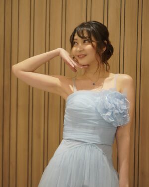 Jessica Veranda Tanumihardja Instagram - Roman Peony Gala Premiere 

Untuk look ini aku happy banget karena bisa request warna favorite aku baby blue hahahah, dan karena judulnya Roman Peony dan filmnya sempat berbicara tentang bunga peony juga jadinya aku request ada Accessories bunga Peony nya, meskipun tetap dengan warna biru ku😅
Untuk designnya aku sering banget punya gambarannya di kepala aku tapi susah mencari foto reference yang pas, untungnya dari waktu buat wedding dress aku, ci Eve selalu bisa mengkerucutkan semua ide” ku dan di realisasikan dengan baik, hahah💙

Special thank you buat ci @evelyn.francisca yang udah mewujudkan dress ini dan bersusah payah membentuk shape bunga Peony nya

Dan  keseluruhan look ini gak akan lengkap tanpa makeup dan hairdo dari MUA kak @rosemarywng thank youu kak