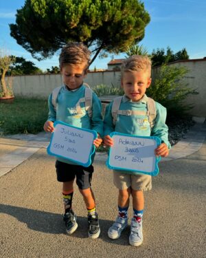 Jesta Hillmann Instagram - C’est le grand jour ! Petite section pour Adriann et grande section pour Juliann … 🥹 J’ai versé ma petite larme bien évidemment. Larme de joie, de fierté et de nostalgie ! Mes fils 🤍🙌🏼