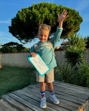 Jesta Hillmann Instagram - C’est le grand jour ! Petite section pour Adriann et grande section pour Juliann … 🥹 J’ai versé ma petite larme bien évidemment. Larme de joie, de fierté et de nostalgie ! Mes fils 🤍🙌🏼