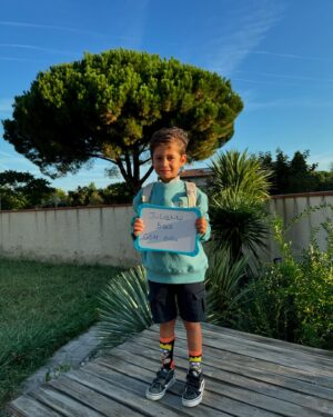 Jesta Hillmann Instagram - C’est le grand jour ! Petite section pour Adriann et grande section pour Juliann … 🥹 J’ai versé ma petite larme bien évidemment. Larme de joie, de fierté et de nostalgie ! Mes fils 🤍🙌🏼