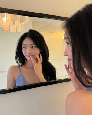 Ji Hye-won Instagram - 💄💋🫧 @valentino.beauty

#발렌티노뷰티 #스파이크발렌티노 #락스터드립스틱  #valentinobeauty ❤️ #standoutinnude 100R🔖