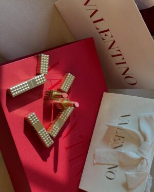 Ji Hye-won Instagram - 💄💋🫧 @valentino.beauty

#발렌티노뷰티 #스파이크발렌티노 #락스터드립스틱  #valentinobeauty ❤️ #standoutinnude 100R🔖
