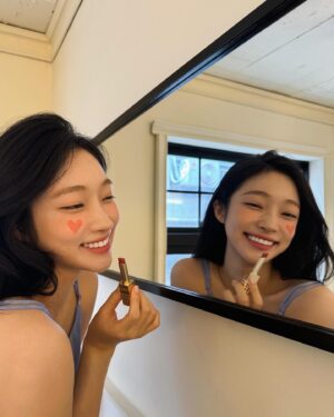 Ji Hye-won Instagram - 💄💋🫧 @valentino.beauty

#발렌티노뷰티 #스파이크발렌티노 #락스터드립스틱  #valentinobeauty ❤️ #standoutinnude 100R🔖