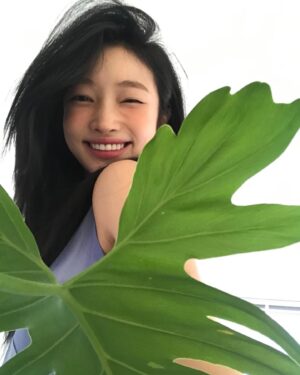 Ji Hye-won Instagram - 💄💋🫧 @valentino.beauty

#발렌티노뷰티 #스파이크발렌티노 #락스터드립스틱  #valentinobeauty ❤️ #standoutinnude 100R🔖