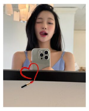 Ji Hye-won Instagram - 💄💋🫧 @valentino.beauty

#발렌티노뷰티 #스파이크발렌티노 #락스터드립스틱  #valentinobeauty ❤️ #standoutinnude 100R🔖