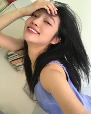 Ji Hye-won Instagram - 💄💋🫧 @valentino.beauty

#발렌티노뷰티 #스파이크발렌티노 #락스터드립스틱  #valentinobeauty ❤️ #standoutinnude 100R🔖
