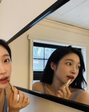 Ji Hye-won Instagram - 💄💋🫧 @valentino.beauty

#발렌티노뷰티 #스파이크발렌티노 #락스터드립스틱  #valentinobeauty ❤️ #standoutinnude 100R🔖