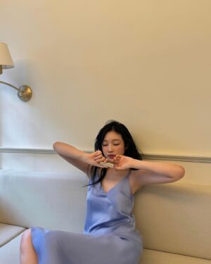 Ji Hye-won Instagram - 💄💋🫧 @valentino.beauty

#발렌티노뷰티 #스파이크발렌티노 #락스터드립스틱  #valentinobeauty ❤️ #standoutinnude 100R🔖