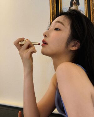 Ji Hye-won Instagram - 💄💋🫧 @valentino.beauty

#발렌티노뷰티 #스파이크발렌티노 #락스터드립스틱  #valentinobeauty ❤️ #standoutinnude 100R🔖