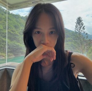 Jian Man-shu Instagram - 排汗日💦
好久沒泡湯，10分鐘就大冒汗。
泡湯完的晚上超級好睡🩵

@kew_studio_tw