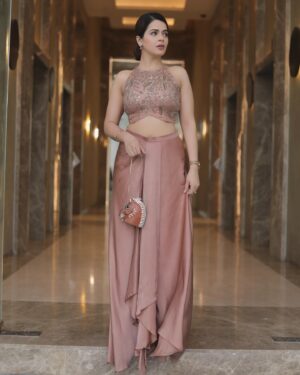 Jigyasa Singh Instagram - Minimalist 🌸

Styled by @akansha.27
Outfit by @prashantikumarlabel
Jewel by @the_jewel_gallery 
Clutch by @oceana_clutches
📸 @portraitdeewana